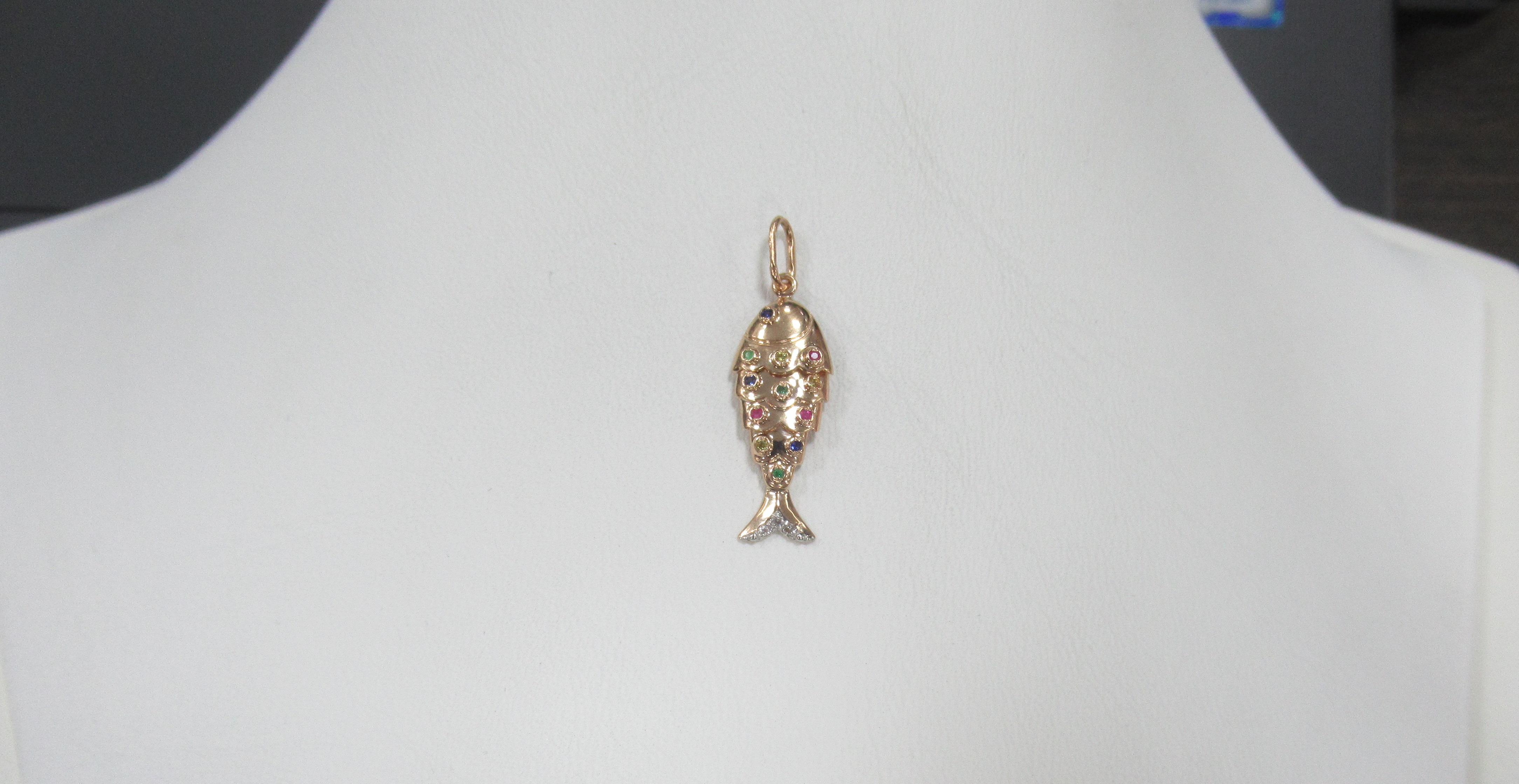 Подвеска из золота с изумрудами, сапфирами и рубинами "Рыбка"